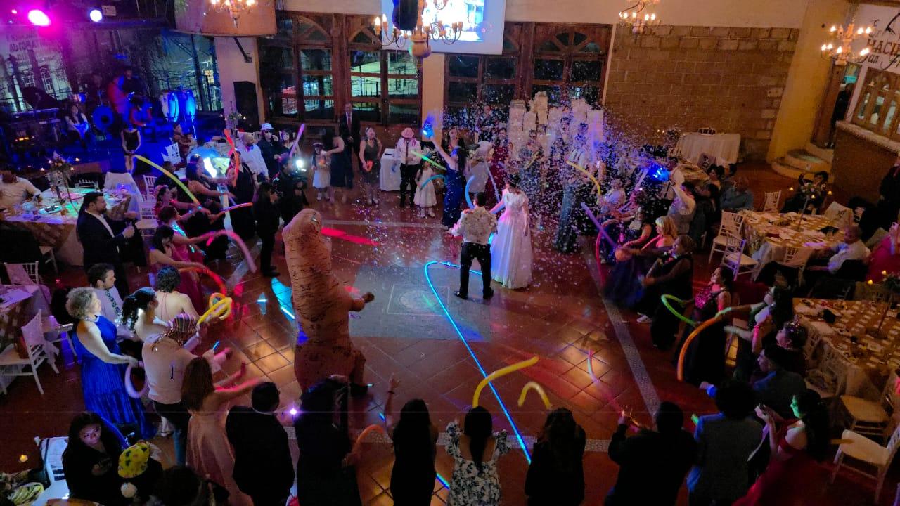 Una celebración real en el salón bajo sus candiles
