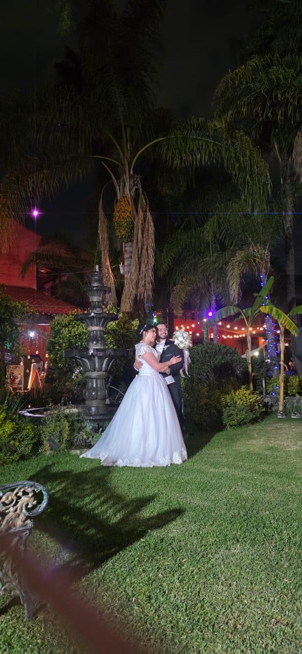 Novios en el jardín
