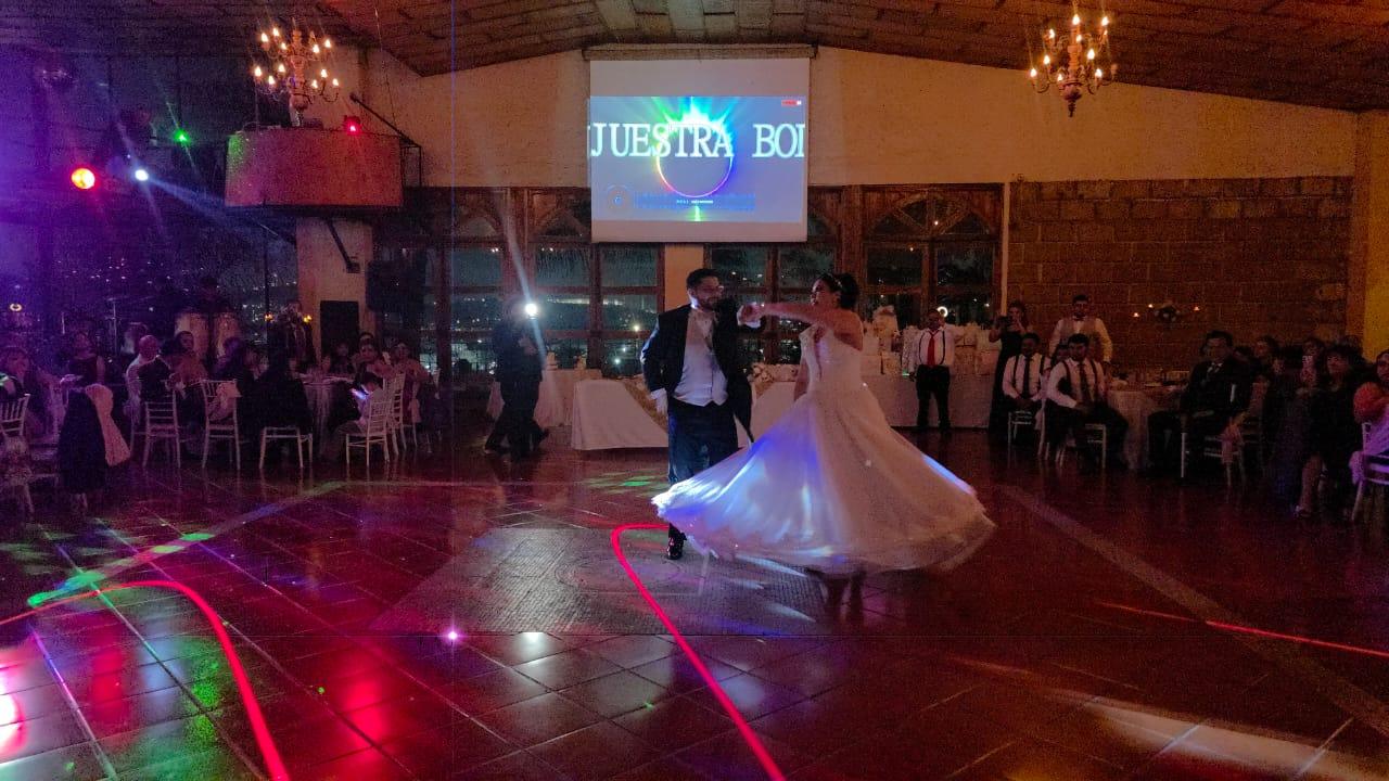 Vals de novios en el salón