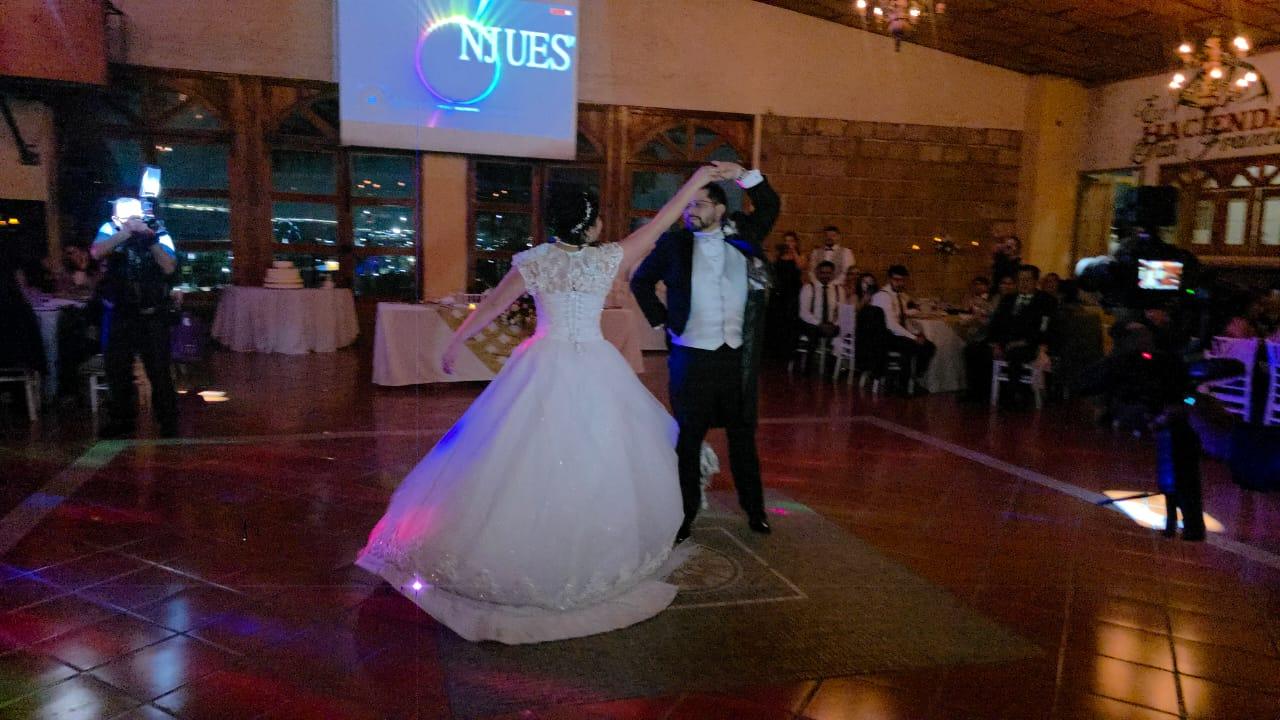 Primer baile bajo los candiles